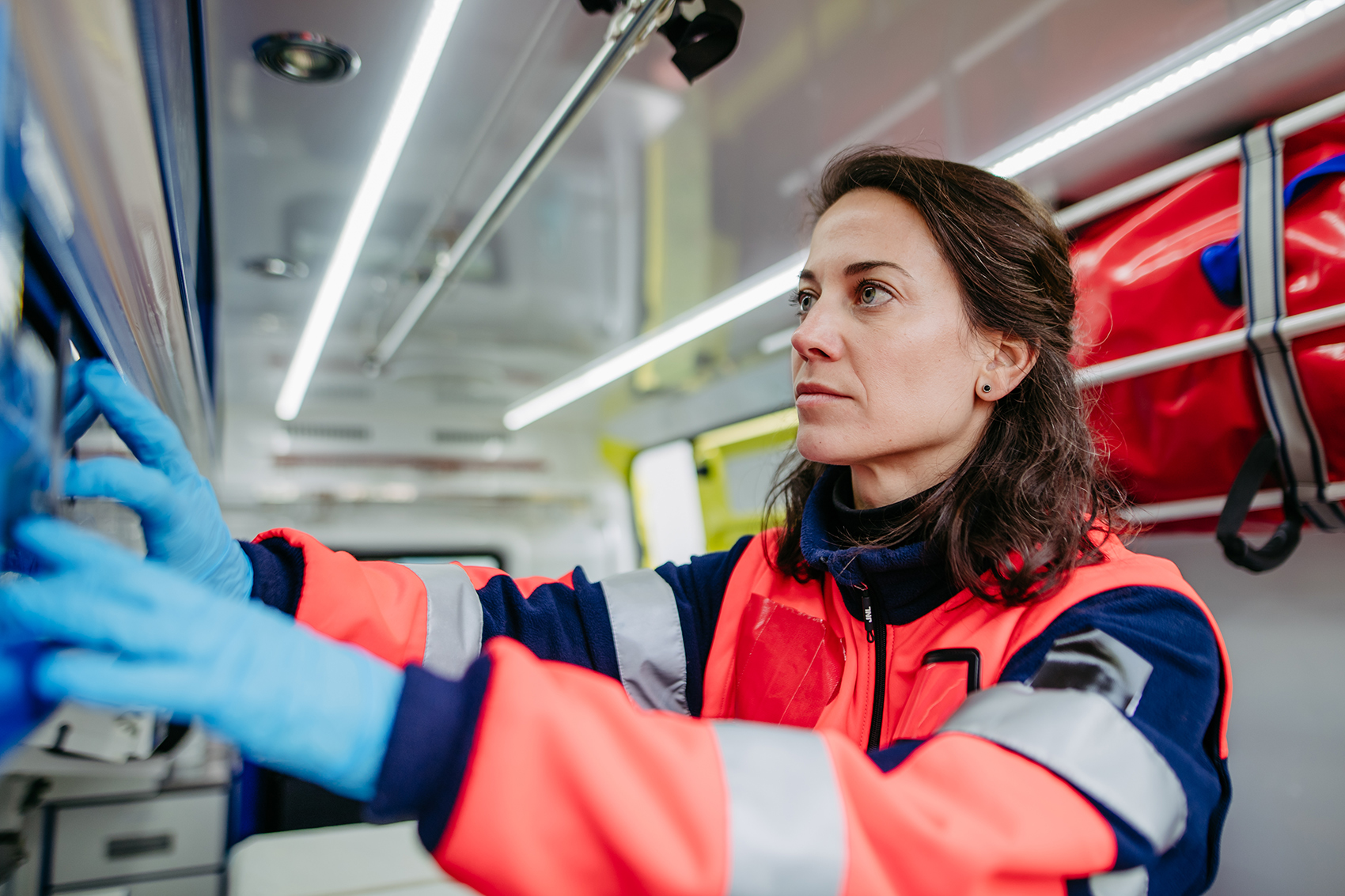 Eine Sanitäterin überprüft im Rettungswagen den Bestand. Eine Sanitäterin überprüft im Rettungswagen den Bestand.