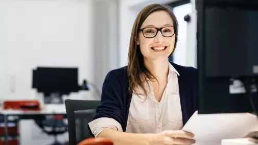 Frau am Computer im Büro Frau am Computer im Büro